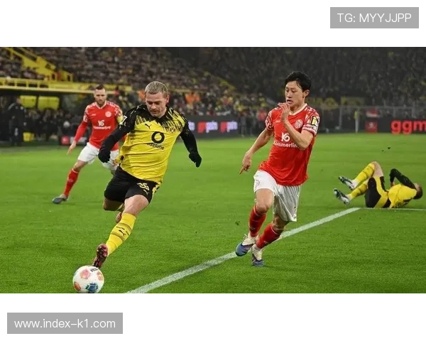 多特蒙德伊杜纳信号公园球场4-0美因茨，主场龙延续不败纪录争冠压力拜仁